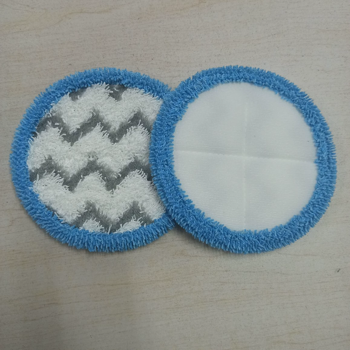 энгейдж T12 Mop Pad - круглое микрофибровое полотно с синей каймой; 2 стиля: синяя лента и вышивка квадратного отверстия