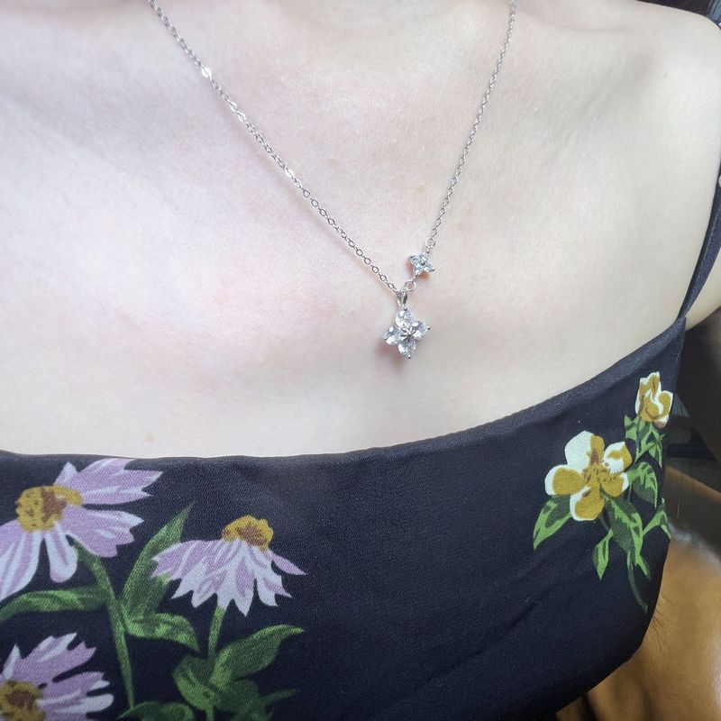 女性用S925スターリングシルバーネックレス、シンプルで雰囲気のある四つ葉のクローバー、ラッキーニッチ、ハイエンド、トレンディ、ファッショナブル、ライトラグジュアリースタイル|undefined