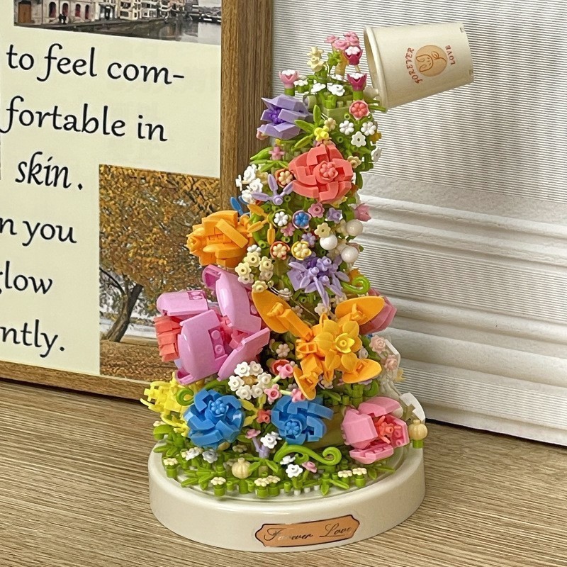 積み木の花がバラのオルゴールを飾っています。|undefined