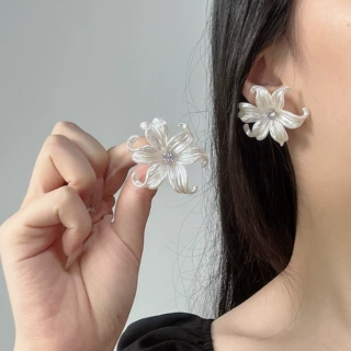 法式夸张白色鸢尾花花朵耳钉女亚克力小清新甜美轻奢爆款耳饰品女