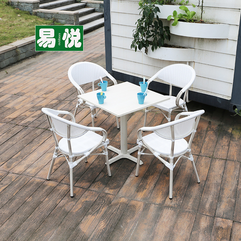 Tienda de té con leche Mesas y sillas al aire libre Sillas de mimbre de ocio de patio Juego de tres y cinco piezas Mesas y sillas exteriores de café Protector solar impermeable blanco