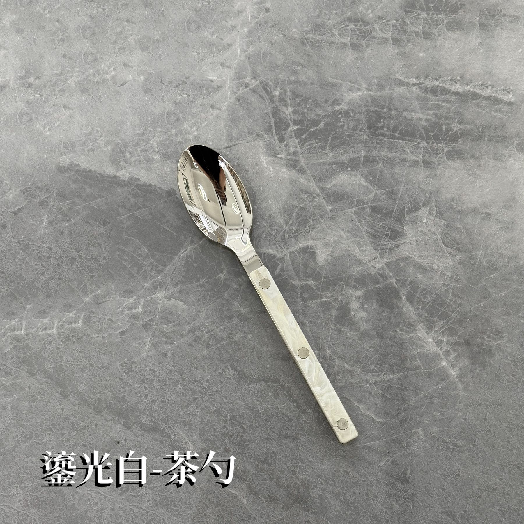 금빛 흰색 티스푼