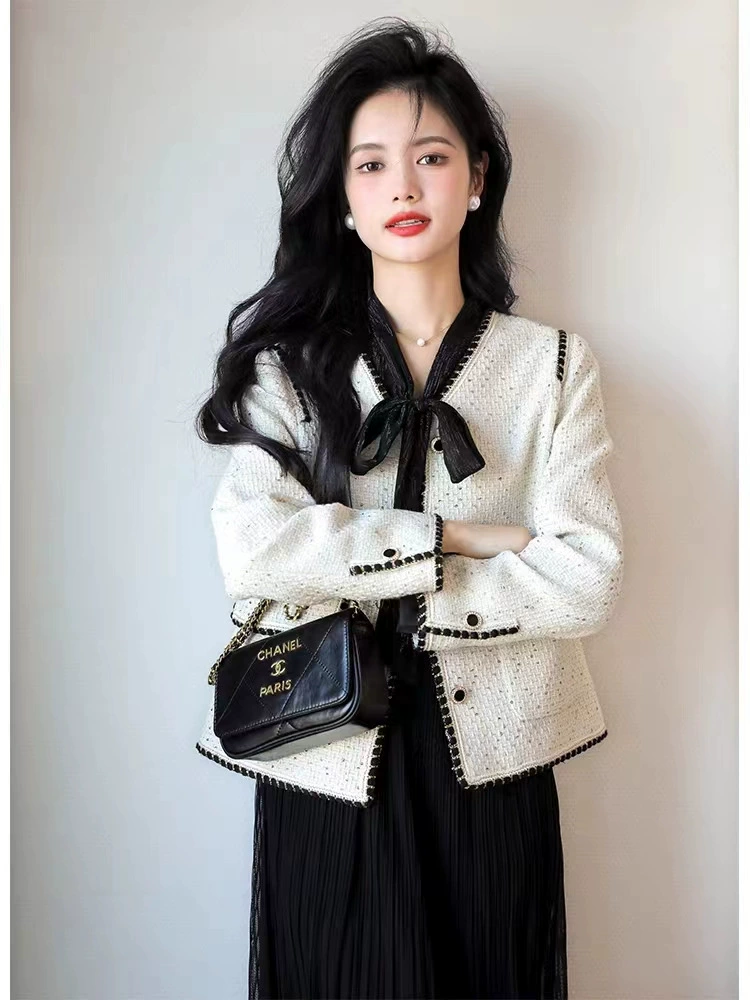 Короткий ретро жакет женский Chanel-style, твидоподобный V-образный вырез, демисезонный