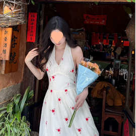 法式度假风露背碎花挂脖连衣裙女学生收腰显瘦氛围感节日礼服裙子