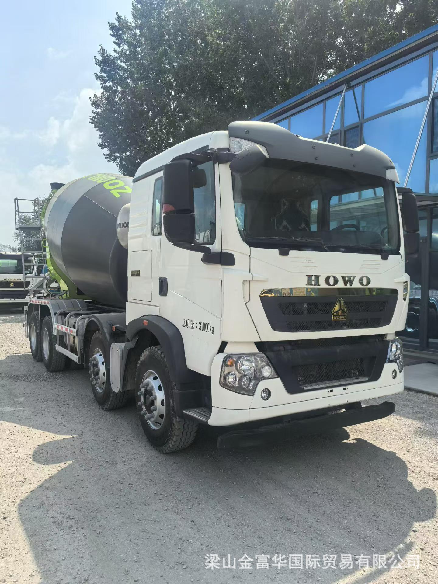 12-cubic-meter HOWO Zoomlion concrete mixer truck, front four and rear eight-wheel Sinotruk HOWO cement mixer tank truck, export model
