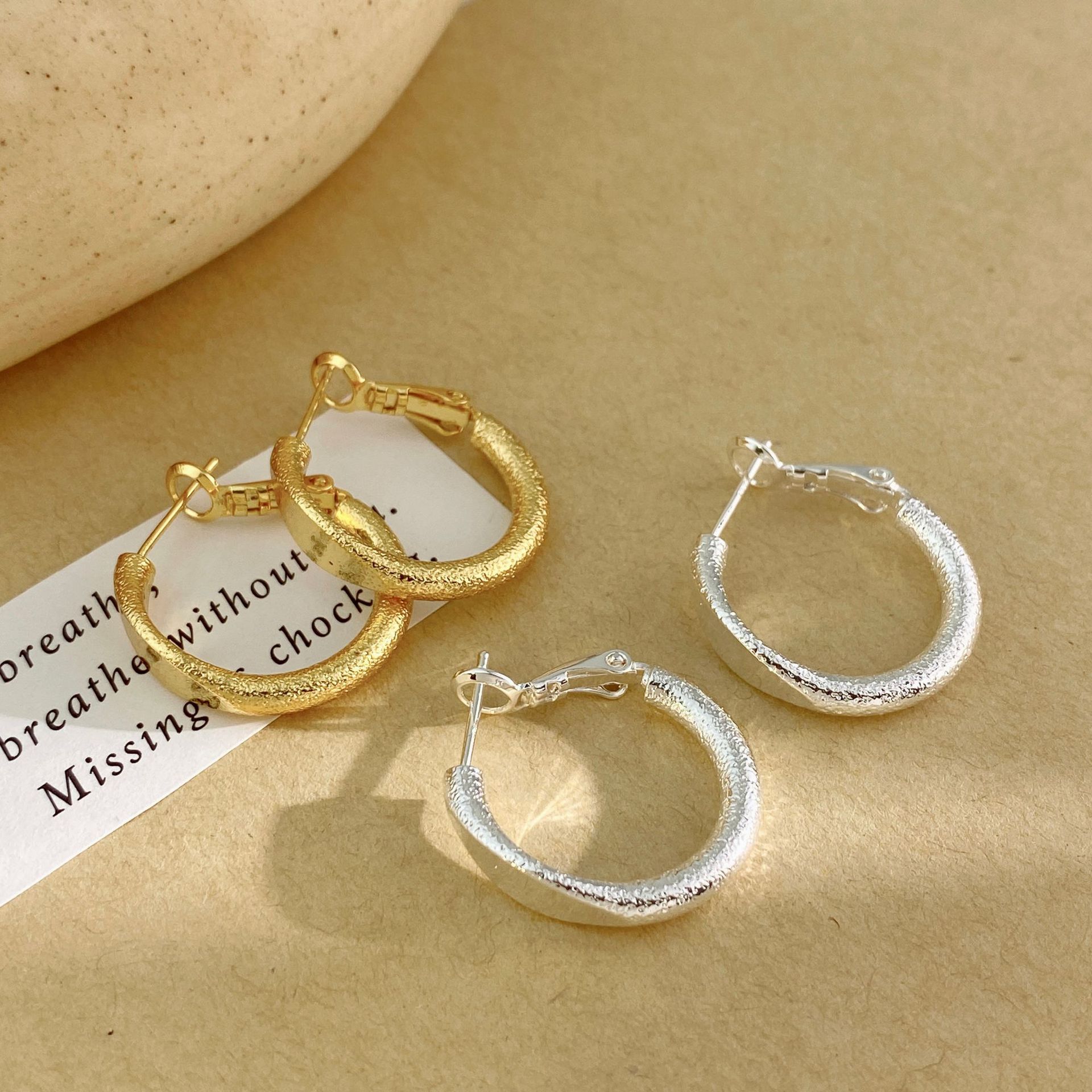 Copper plated real gold classic European and American frosted geometric hoop earrings women's new minimalist high-end sense ear buckle all-match earrings
