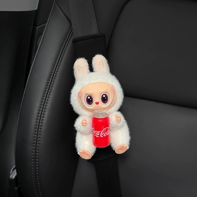 A Pair of Car Seat Belt Shoulder Protectors, Protective Covers for Couples, Creative, Cute and High-End Decorations (Sürətlər qutusu və əl tormozu başlıqları) - canned-coke-labubu-black-plush-shoulder-pads