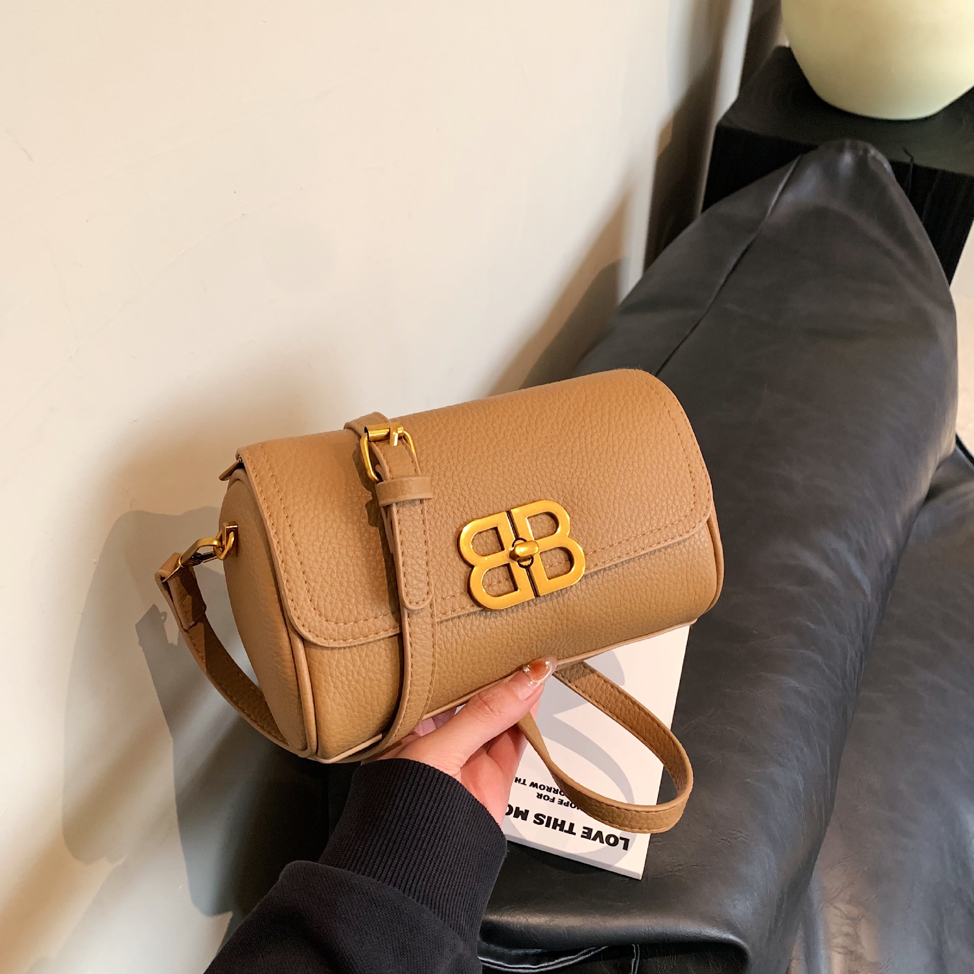 프랑스 복고풍 패션 언더암 가방 여성의 2024 국경 가방 유행 보스턴 가방 통근 어깨 크로스 바디 백