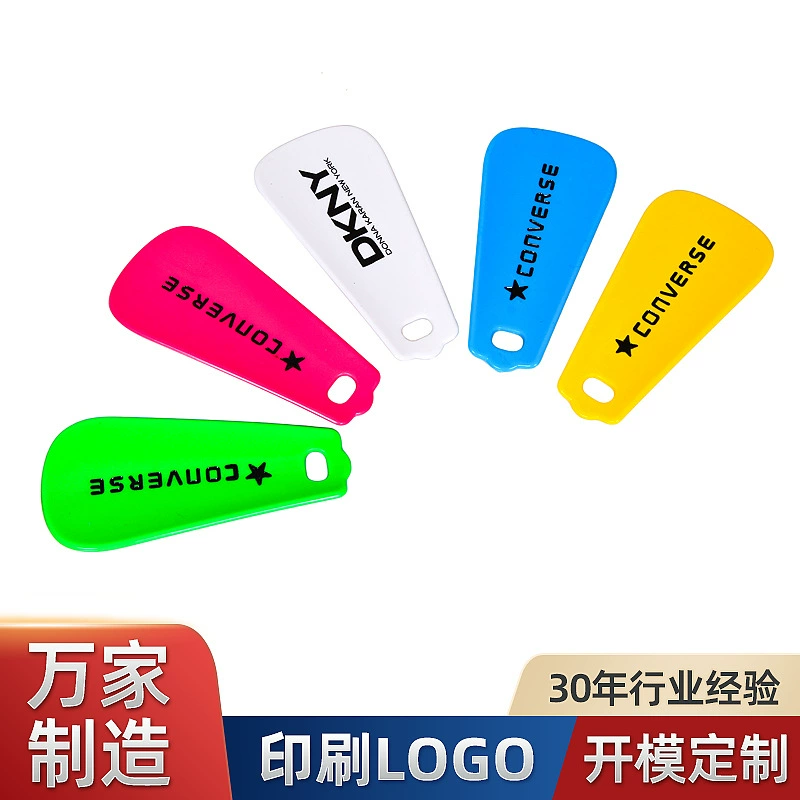 Пластиковый рожок для обуви от производителя маленький, изысканный и удобный для переноски. Универсальный пластиковый рожок для обуви не гнется.