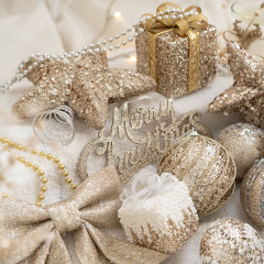 金色のクリスマスボールの彩色ボールクリスマスツリーの装飾はショーウインドーの装飾を飾ってクリスマスの装飾品を飾る
