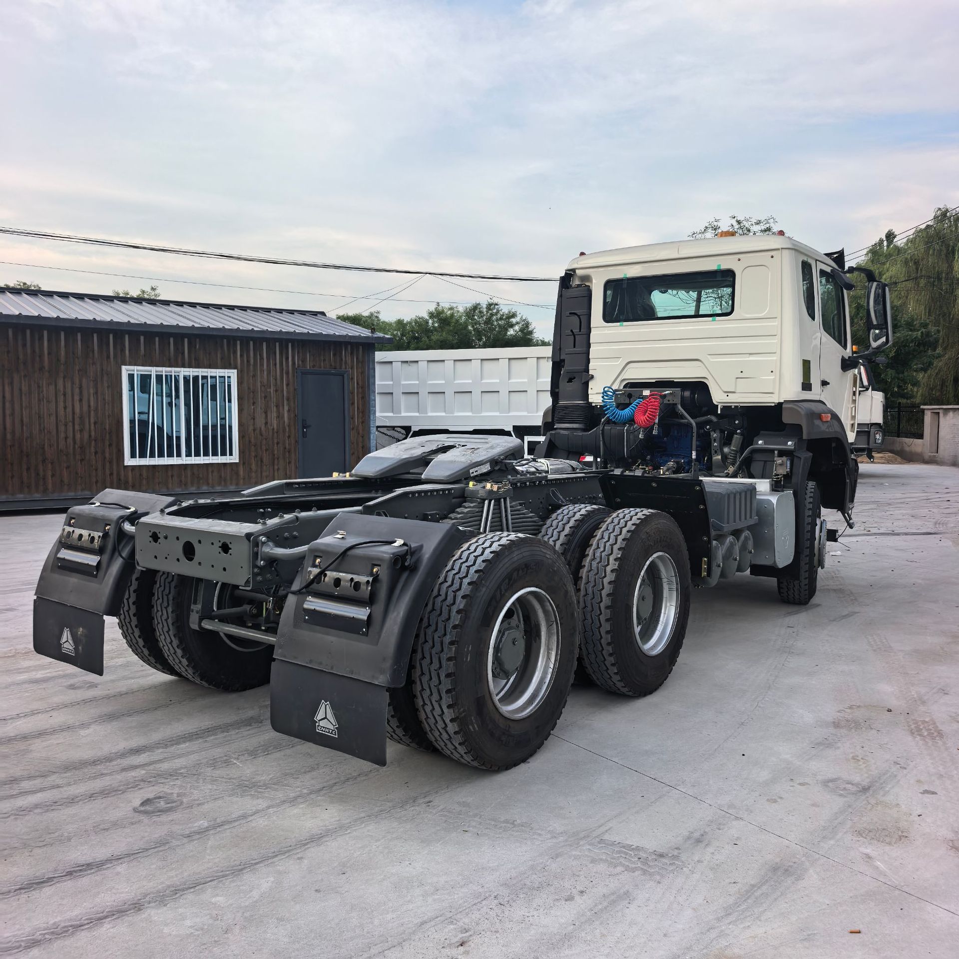 Cross-border HOWO 6x4 tractor head, rear-tipping dump truck, 10-wheel self-unloading engineering vehicle, high-horsepower towed oil tanker truck