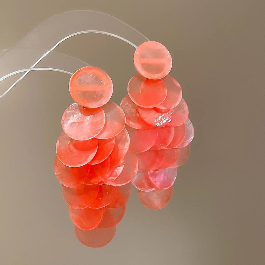 Pendientes de borla de concha redonda con aguja de plata Pendientes de temperamento de estilo de vacaciones junto al mar Pendientes de todo fósforo de alta gama de moda al por mayor