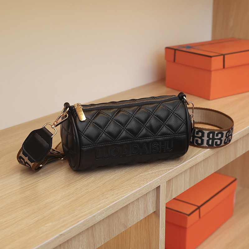 Women's Textured Crossbody Bag With Wide Strap Diamond Pattern_voghion.com