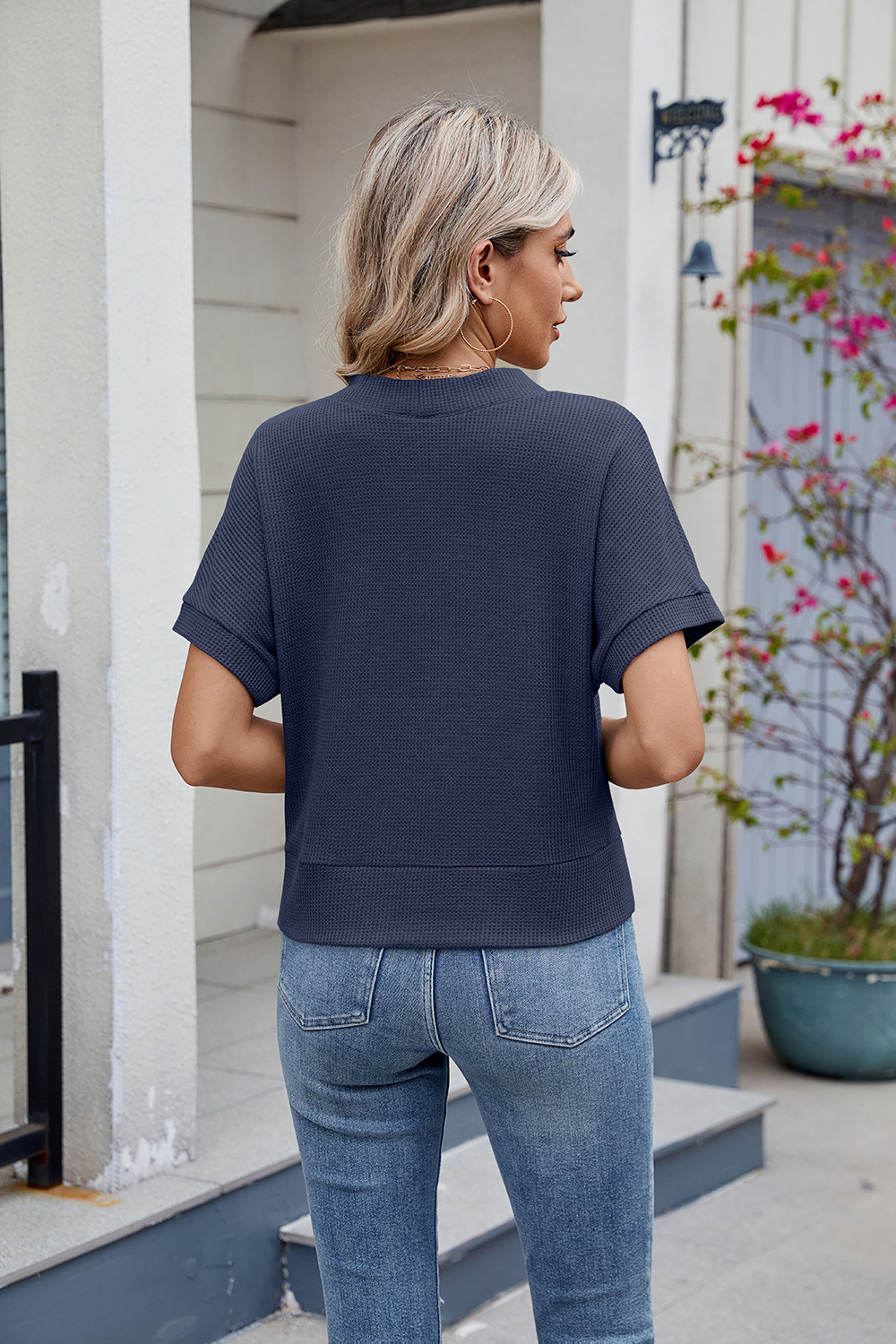 Damtopp i våffelstickat med v-ringning och knappar_voghion.com