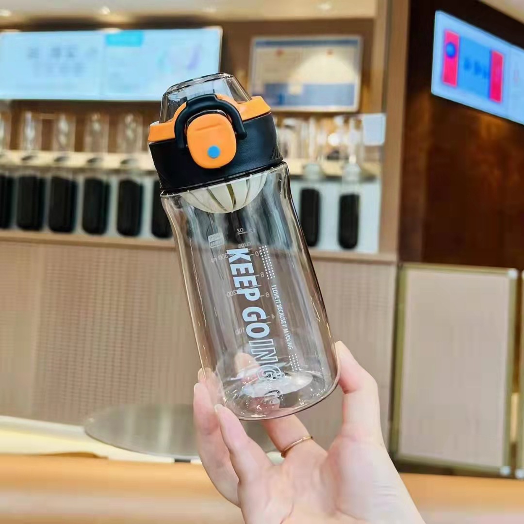 Xinbeidi simple PC portátil taza de plástico fresco estudiante cubierta elástica taza de paja colador conveniente taza portátil al por mayor