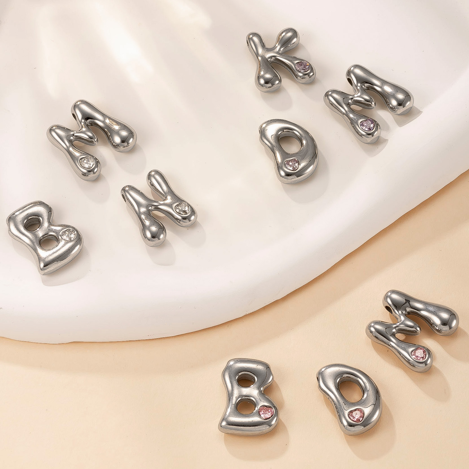 Colgante único transfronterizo de joyería de acero inoxidable fundición con incrustaciones de diamantes de color 26 letras accesorios de collar moda simple pulsera briy