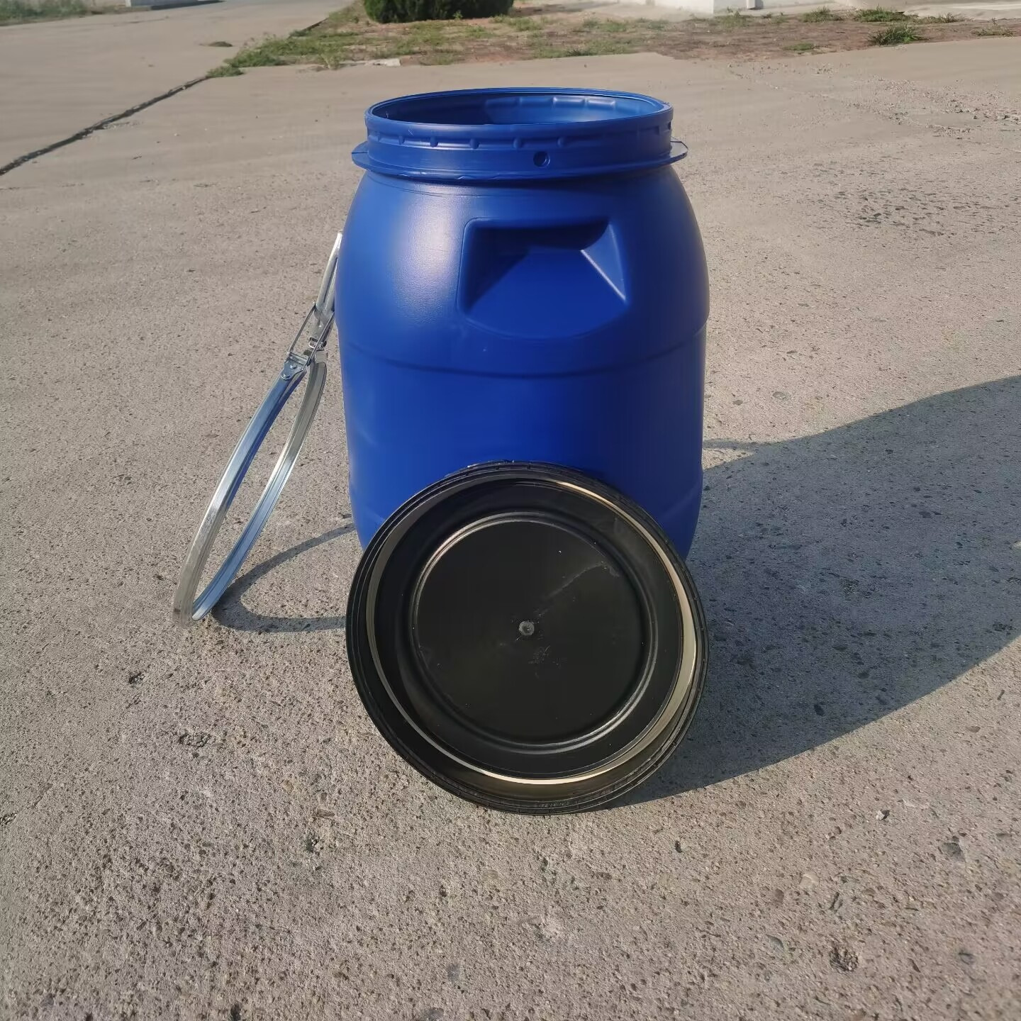 新款定制30升抱箍桶 50L法兰桶不带提手 蓝色款100公斤化工塑料桶
