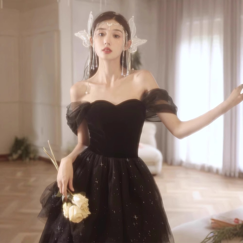 Đầm dạ hội đen lệch vai dáng chữ A thanh lịch — đen