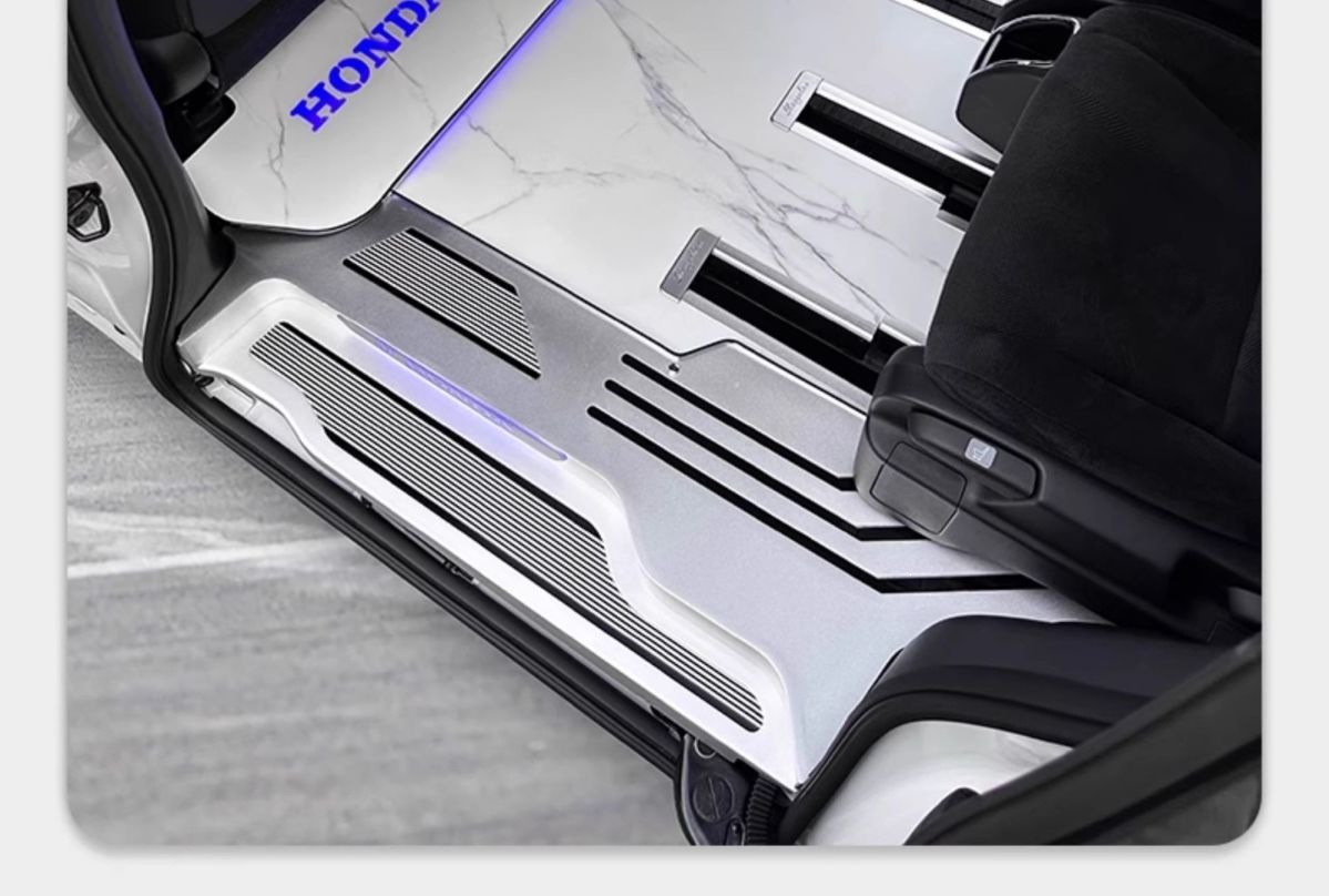 Honda Odyssey Aviation Aluminum Floor Mats Modified into a Full-Surround, Trackless Business Vehicle with Welcome Steps