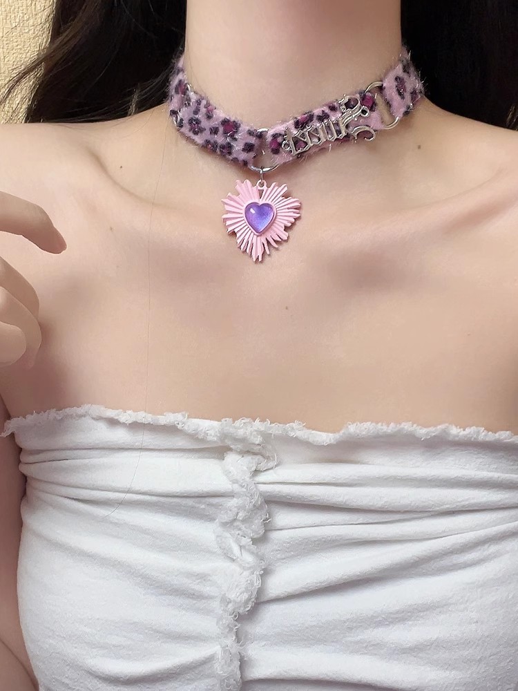 Pu Leather Chain Material 1 Piece Quantity Simple Style Heart Shape Leopard Artificial Gemstones Pu Leather Alloy Plush Choker Wholesale