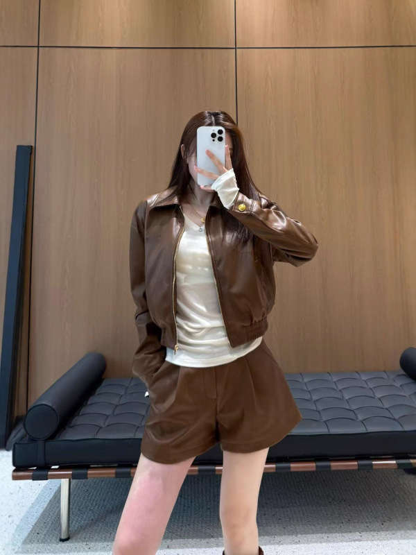 2025年早秋Miu*新款字母刺绣翻领长袖PU皮衣搭配真皮拼接短裤套装|undefined