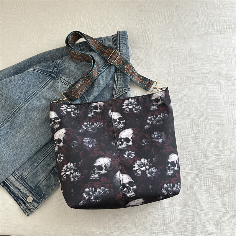 Bolsa de diseño de nicho Zhong mujer 2024 nueva moda retro versátil alta sensación extranjera calavera mochila de hombro