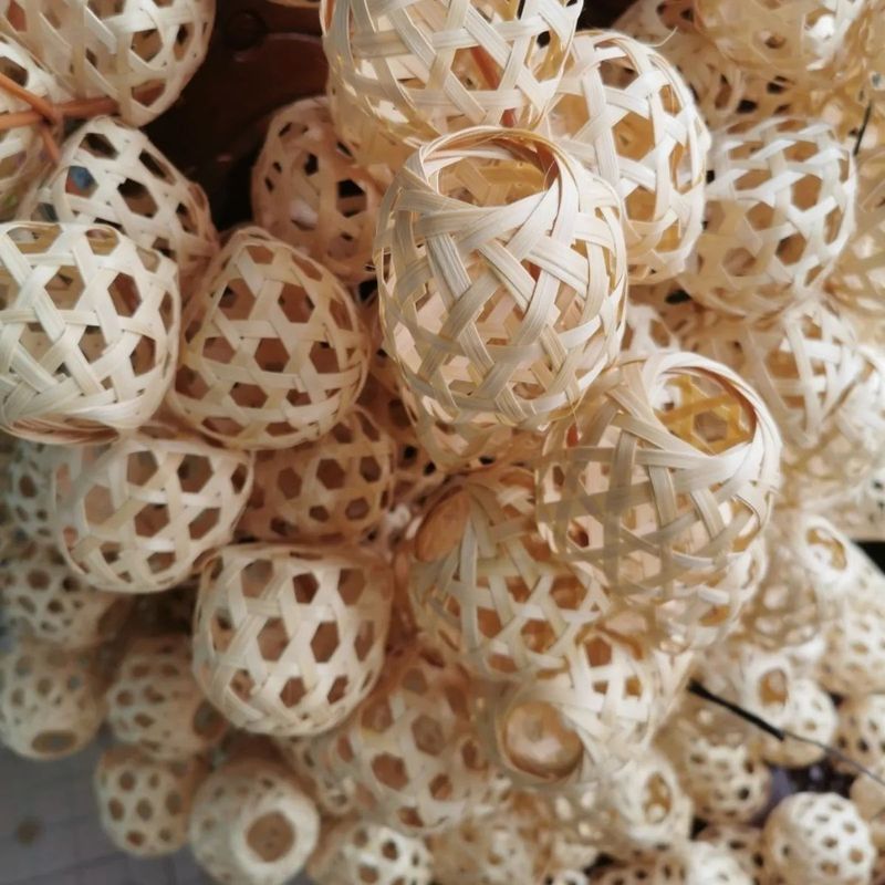 広西の大量の手作りの竹は提灯の小さい提灯の材料を編みます。|undefined