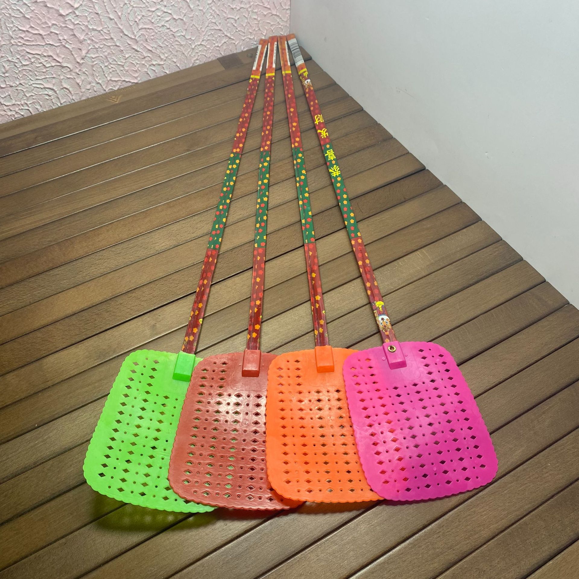 Summer household use, unable to break down long pole fly swatter, bamboo swatter, durable and elongated handle, manual fly swatter, mosquito swatter