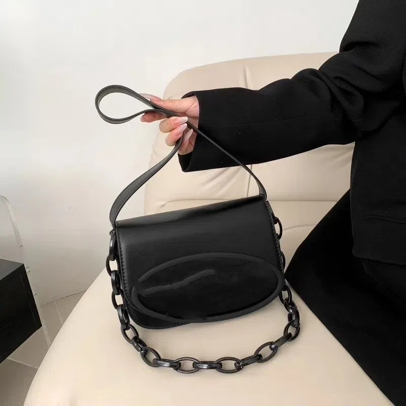 2024 nuevo bolso Dingdong de nicho de moda, bolso cuadrado pequeño negro, bolso de cuero suave, bolso de mujer de un solo hombro y axila de estilo occidental