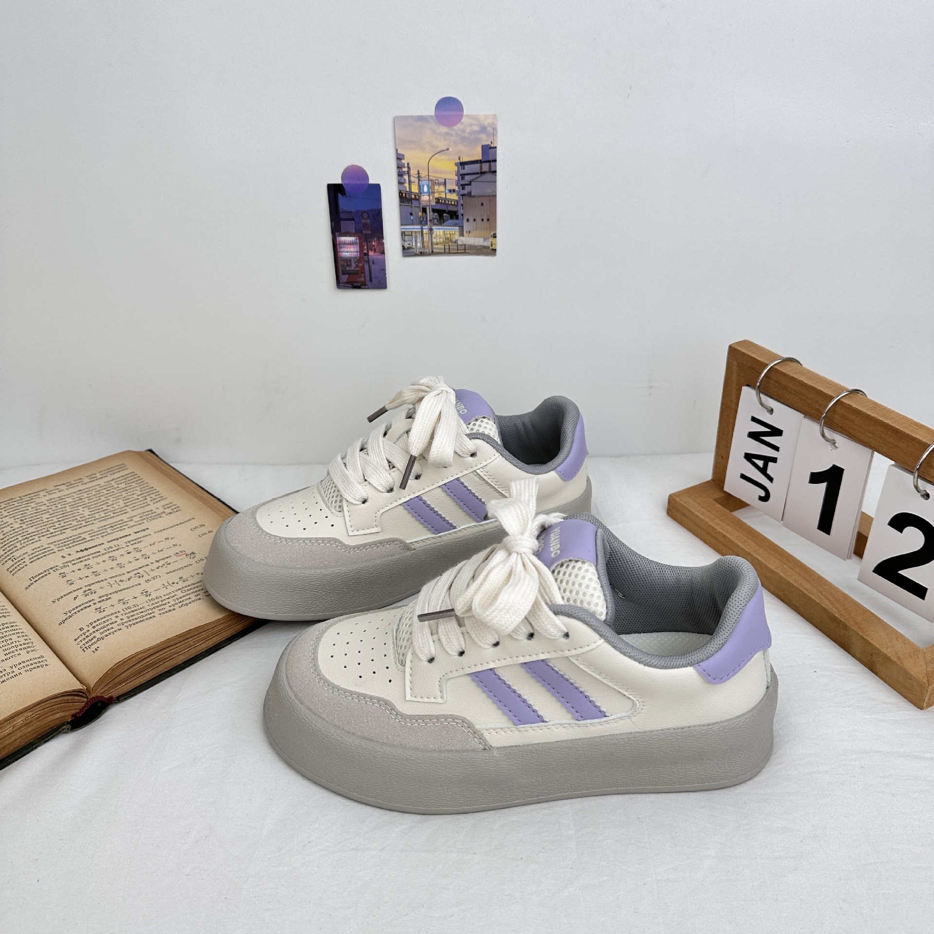 Zapatillas de todo fósforo de suela gruesa de onda lejana para estudiantes versión coreana de zapatos blancos Harajuku 2025 primavera nueva tendencia zapatos de lona en nombre del cabello
