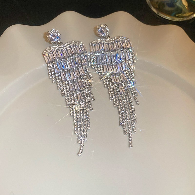 Pendientes de borla de hojas de diamantes súper parpadeantes de plata Pendientes de temperamento de moda Pendientes de diseño de nicho femenino Lujo ligero y de alta gama