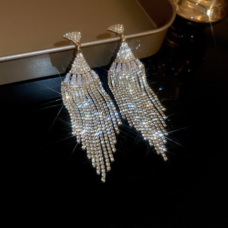 Agujas de plata transfronterizas flores de zircón aretes de bordillo estilo de moda pernos de auriculares lujosos de alto nivel de diseño de auriculares nicho