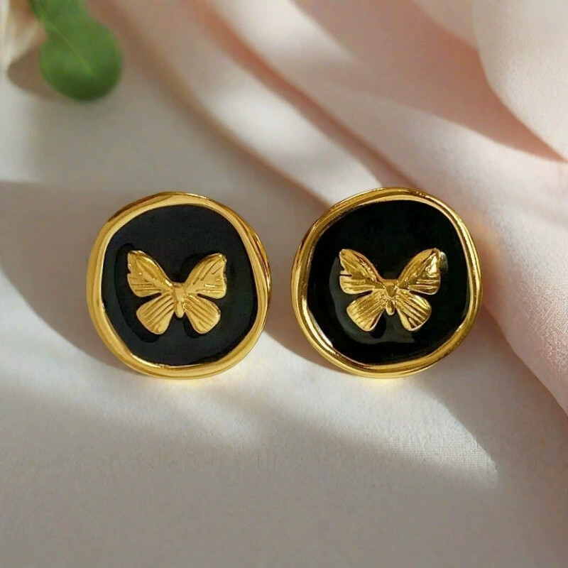 16G labret stud size and finish detail