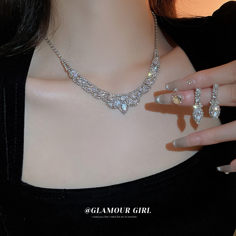 Gota de agua incrustada en forma de U borla collar pendientes de dos piezas de moda de lujo de la industria pesada collar europeo y americano de alto grado