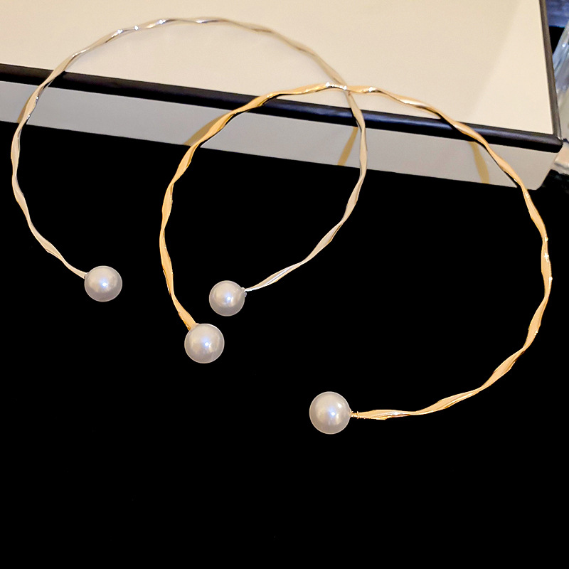 Simple sensación de metal ondulado imitación de perlas collar de apertura geométrica personalidad temperamento de alta sensación collar adornamiento de mujer
