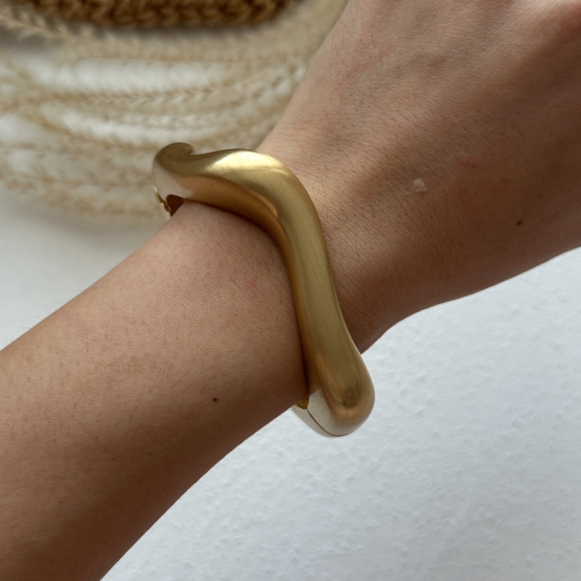 65g Weight Bangle Classification Alloy Chain Material 1 Piece Quantity Casual, Daily Occasion Alloy Material Solid Color Pattern Women's Gender Plating Design Elegant, Vintage Style Style Coffee, Gold Color Elegant Vintage Style Solid Color Alloy Wholesale Bangles 10