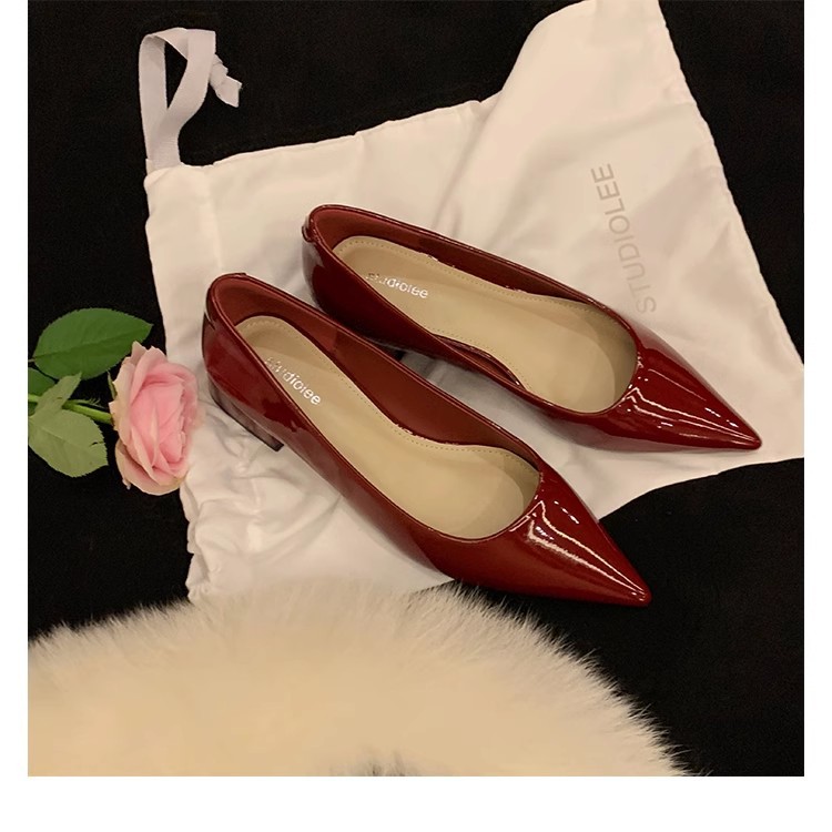 Nuevo temperamento de primavera de grapas de la madre, pequeñas puntas de cabeza, fácil viaje, simple y delgada zapatos de tacón bajo para mujeres de primavera y otoño