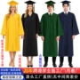 美国男女毕业拍照学位服