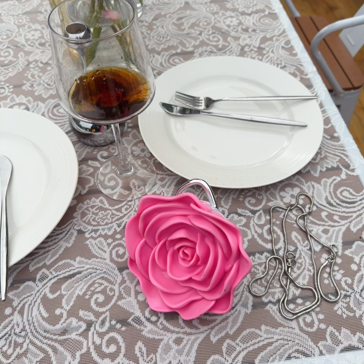 Elegant and stylish rose, versatile for autumn and winter, a box bag with a niche design and a sense of sophistication, a hand-held crossbody bag for dinner parties undefined