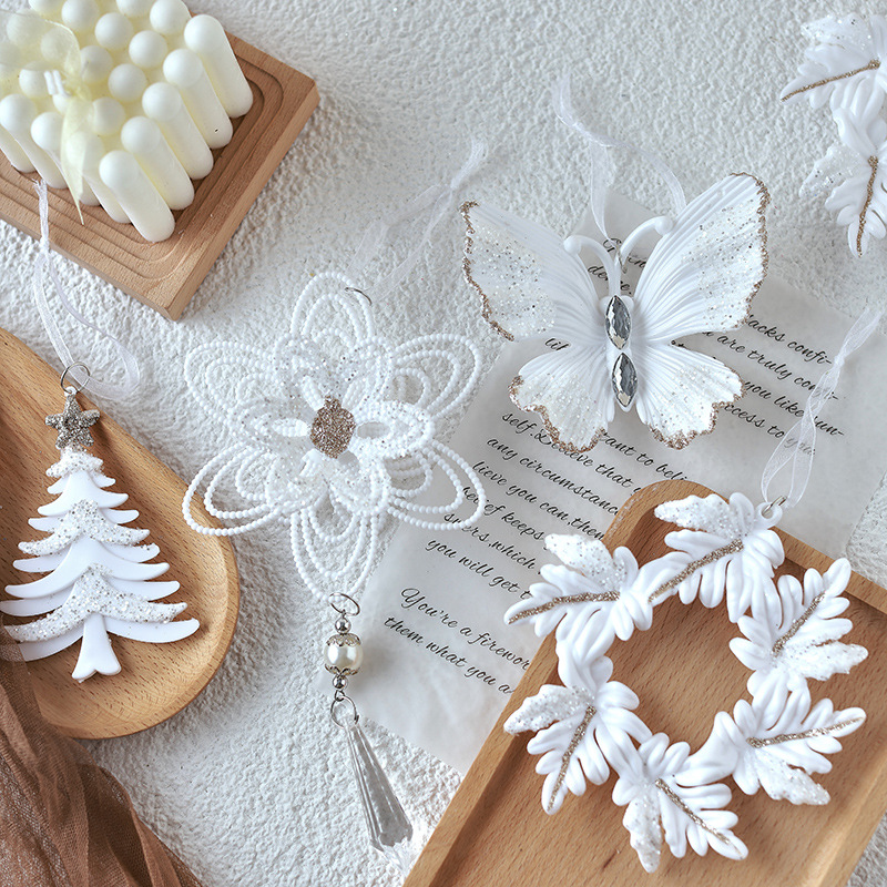 Nuevo colgante de acrílico de Navidad blanco transfronterizo, copos de nieve en polvo de brillo, paquete de regalo de árbol de Navidad de mariposa, colgante de caramelo pequeño