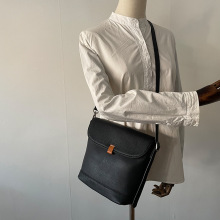 2021新款头层牛皮tb通勤真皮女包水桶包秋冬复古斜挎包荔枝纹锁扣