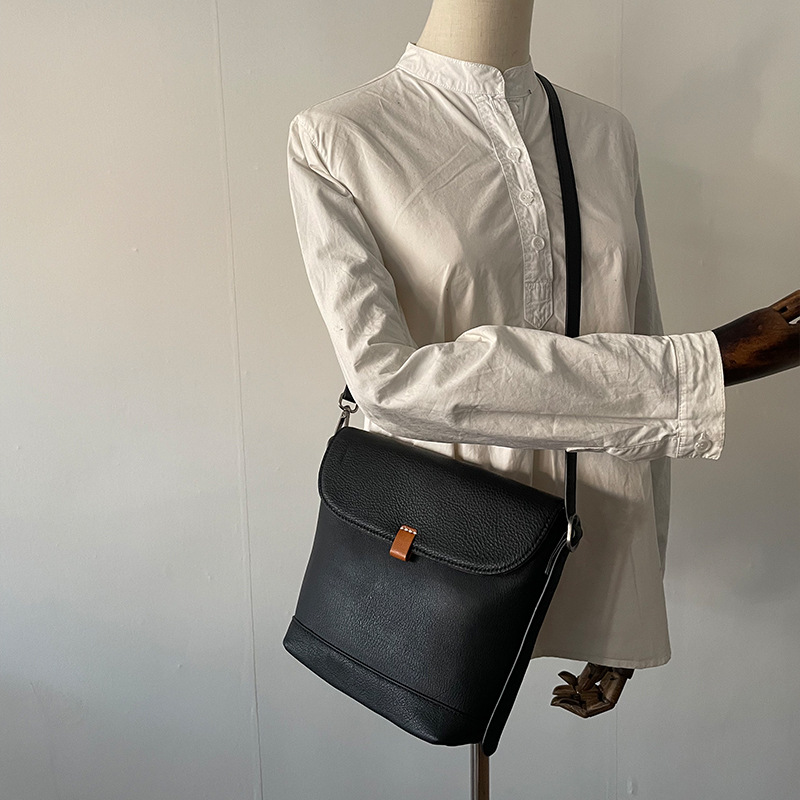 2021新款头层牛皮tb通勤真皮女包水桶包秋冬复古斜挎包荔枝纹锁扣