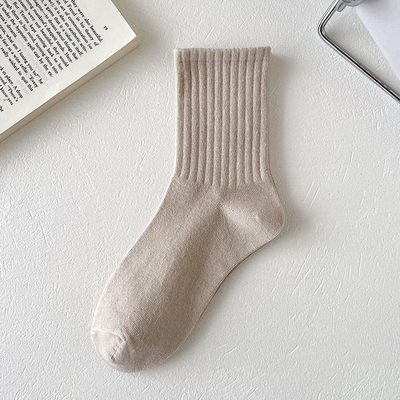 Otoño nuevos calcetines blancos de las mujeres deportes casual alto elástico color sólido media pantorrilla longitud calcetines de algodón negro Zhuji venta al por mayor