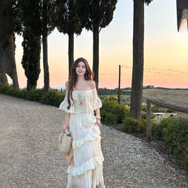 泰国度假荷叶边一字肩系带氛围感超大摆重工连衣裙女夏季