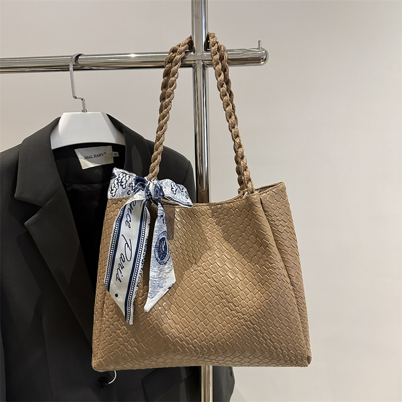 Bolsos de alta capacidad de mujeres rojas de alta calidad, mochila de textura de moda, bolsas de viaje populares, primavera y verano 2025.