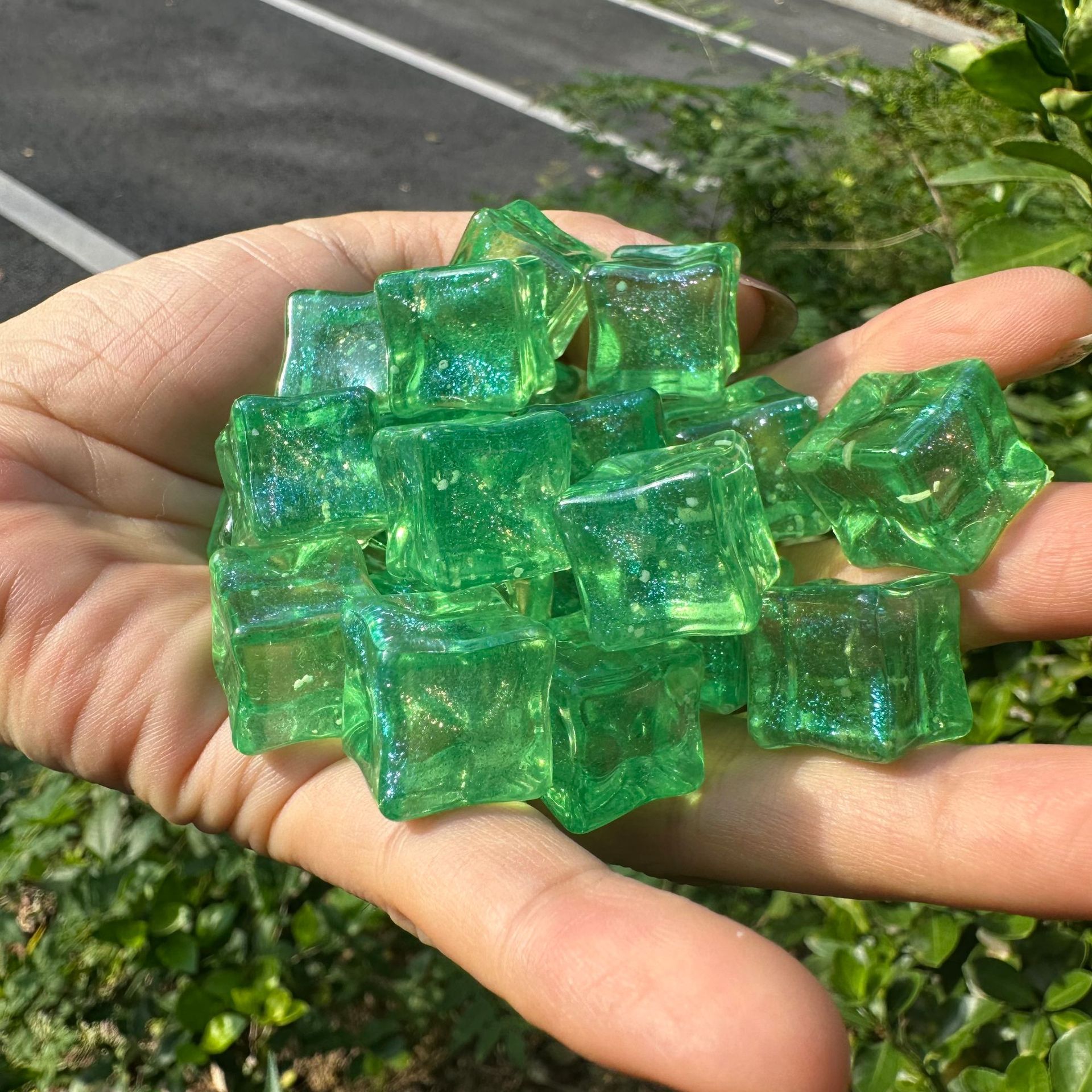 Yu Ji fine glittering luminous emerald green 1 piece