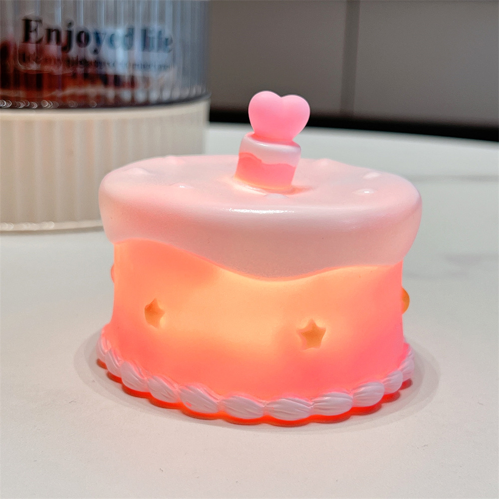 Venta directa de fábrica, forma de pastel, luz nocturna, linda decoración creativa de pasteles, regalo de cumpleaños, celebridades de Internet, estilo caliente, luces de puesto