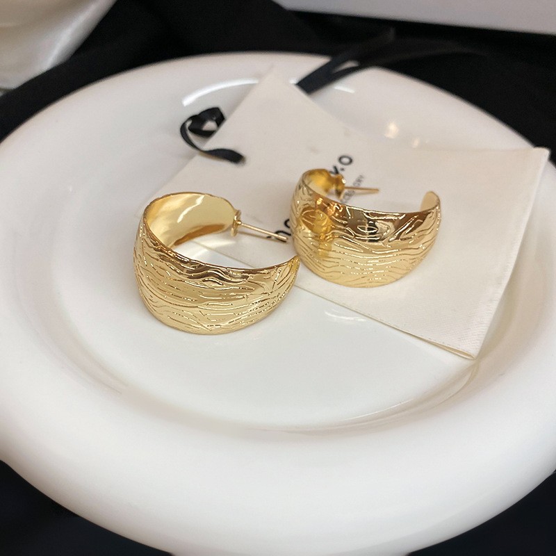 Pendientes en forma de C de anillo de múltiples capas europeas y americanas Pendientes de diseño de nicho simple femenino Pendientes de temperamento de moda Lujo ligero Sentido de alta gama