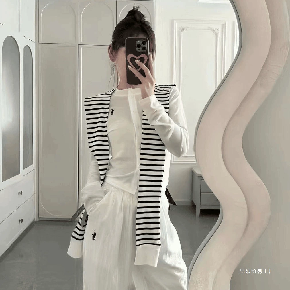 Женский костюм-тройка в стиле «старые деньги»: кардиган, широкие брюки и шаль, весна-лето 2025, универсальный повседневный комплект.