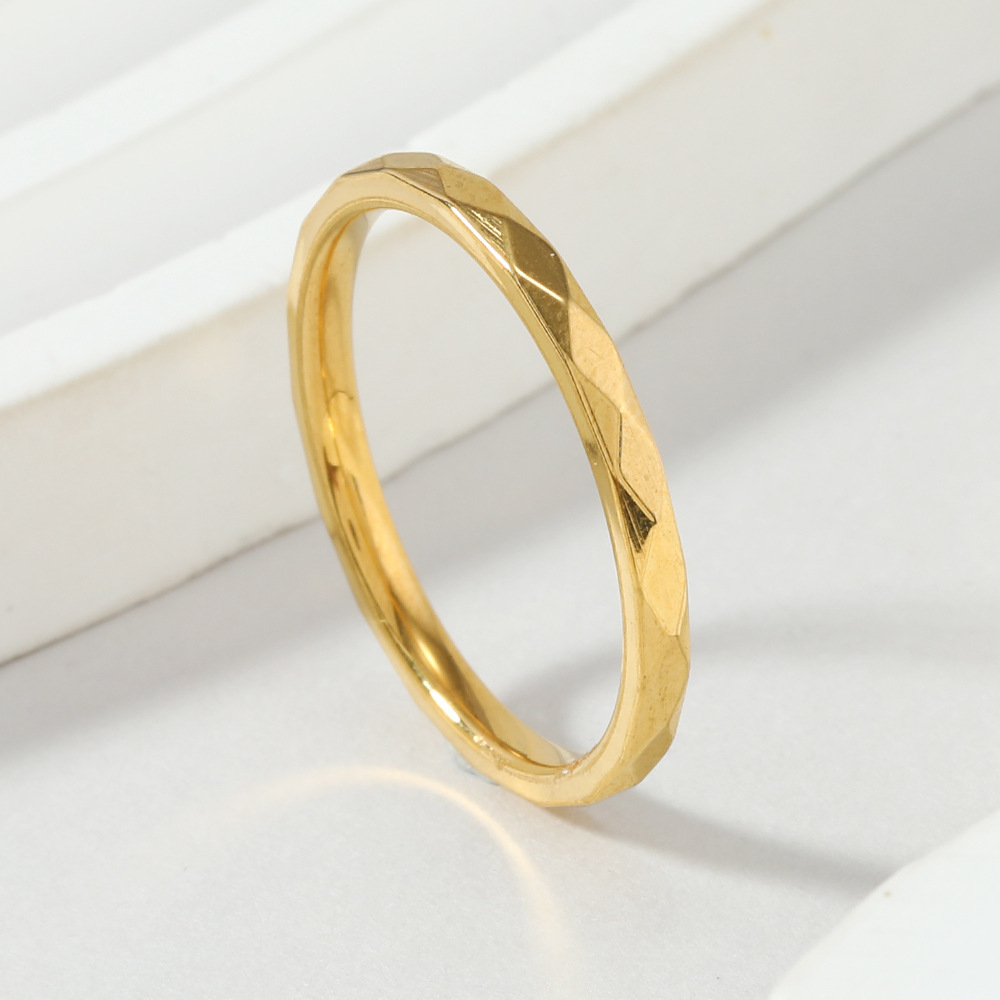 国境を越えた新型チタン鋼の指輪は色落ちしない高級感2mmv形の波の花のダイヤモンドの指輪の冷たい風の指輪